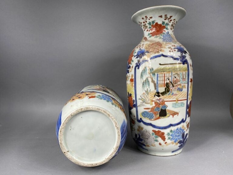 Japon - Paire de vases balustres à col évasé en céramique émaillée polychrome à…