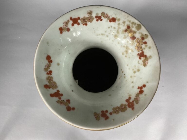Japon - Paire de vases balustres à col évasé en céramique émaillée polychrome à…