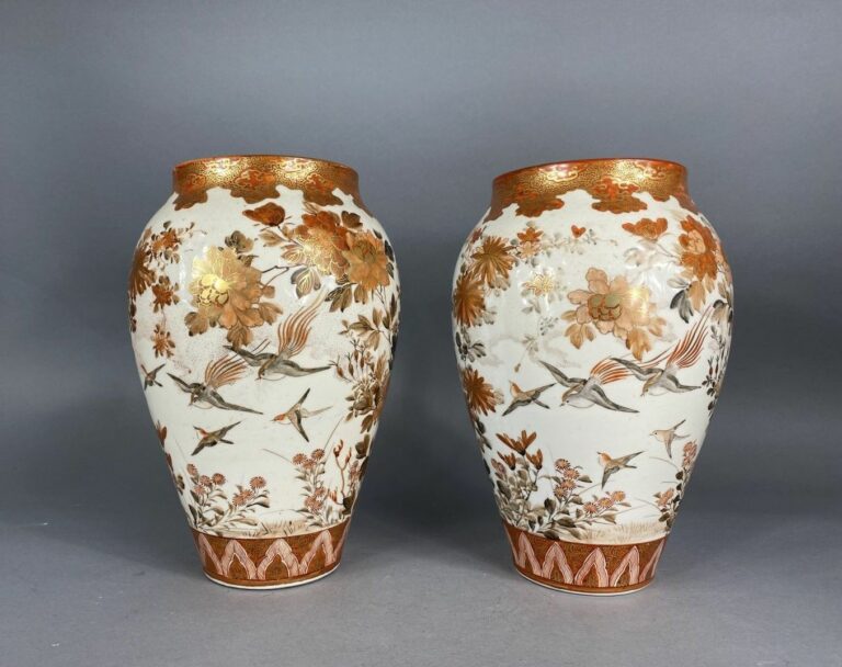 Japon, Kutani - Paire de vases ovoïdes à court col droit en porcelaine Kutani,…