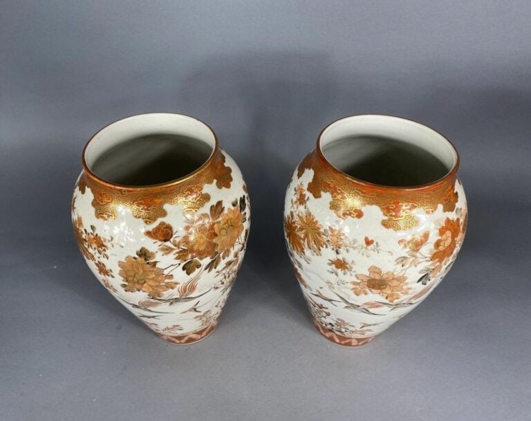 Japon, Kutani - Paire de vases ovoïdes à court col droit en porcelaine Kutani,…