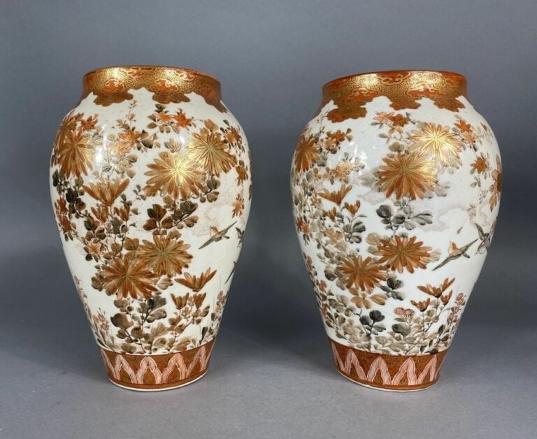 Japon, Kutani - Paire de vases ovoïdes à court col droit en porcelaine Kutani,…