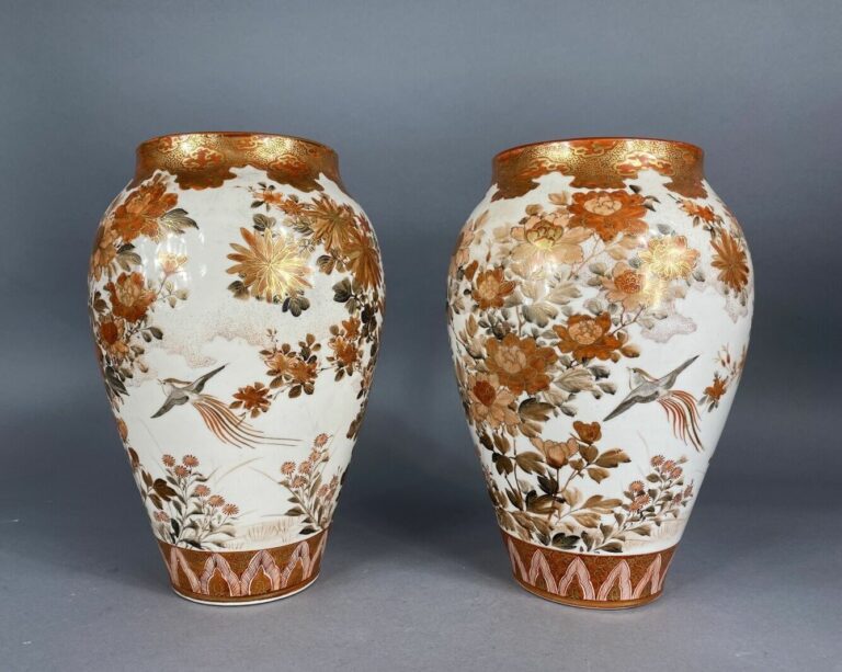 Japon, Kutani - Paire de vases ovoïdes à court col droit en porcelaine Kutani,…