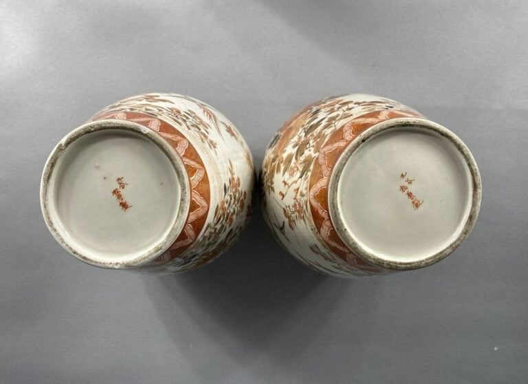 Japon, Kutani - Paire de vases ovoïdes à court col droit en porcelaine Kutani,…
