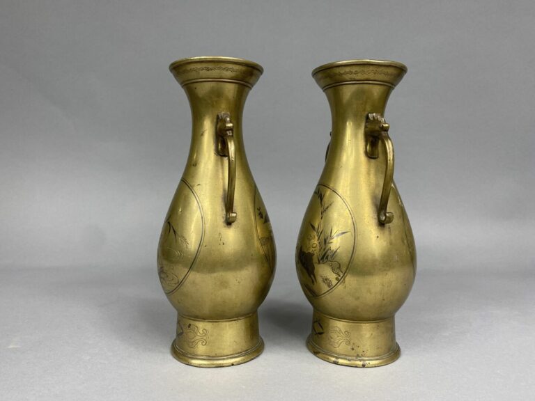 Japon - Paire de vases en bronze doré à décor de tortues, oiseaux dans des pays…