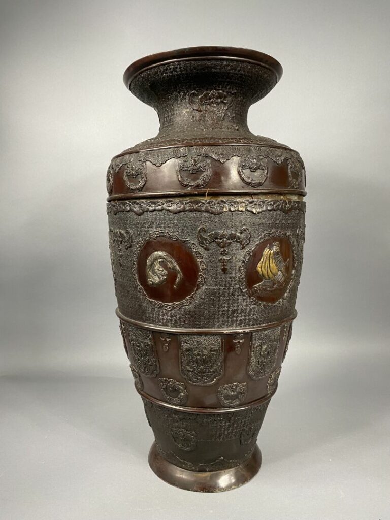 Japon - Important vase balustre en bronze à décor en léger relief de personnage…