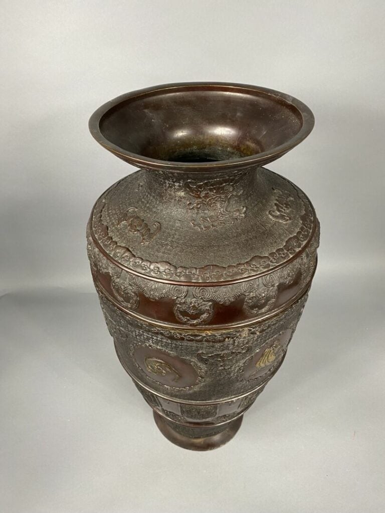 Japon - Important vase balustre en bronze à décor en léger relief de personnage…