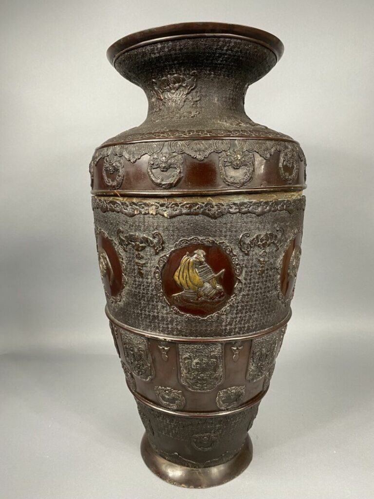 Japon - Important vase balustre en bronze à décor en léger relief de personnage…