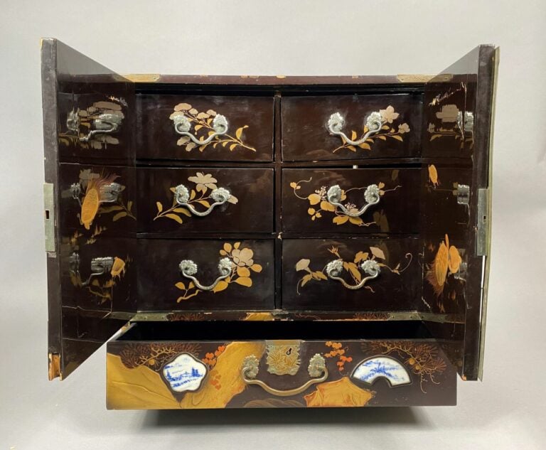 Japon - Petit cabinet en bois laqué doré ouvrant à deux vantaux et un tiroir, l…
