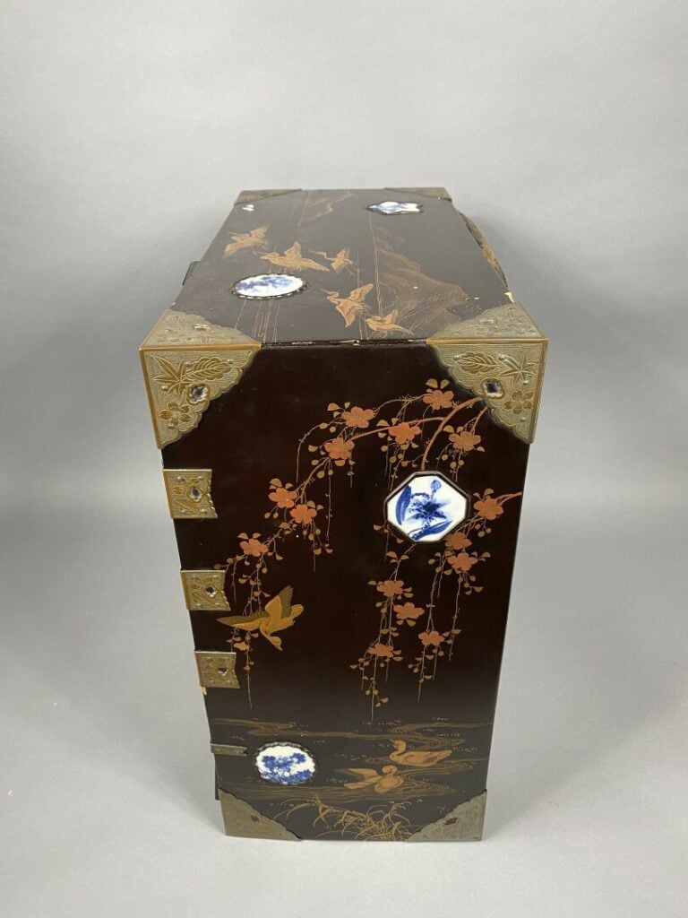 Japon - Petit cabinet en bois laqué doré ouvrant à deux vantaux et un tiroir, l…