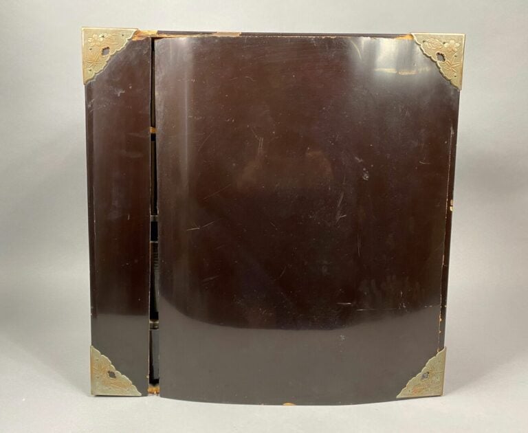 Japon - Petit cabinet en bois laqué doré ouvrant à deux vantaux et un tiroir, l…