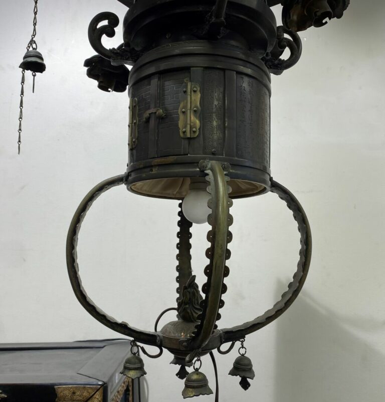 Japon - Importante lanterne en bronze à patine brune formant une pagode ornée d…