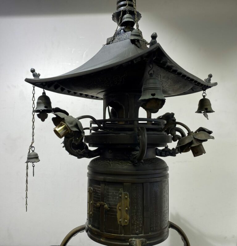 Japon - Importante lanterne en bronze à patine brune formant une pagode ornée d…