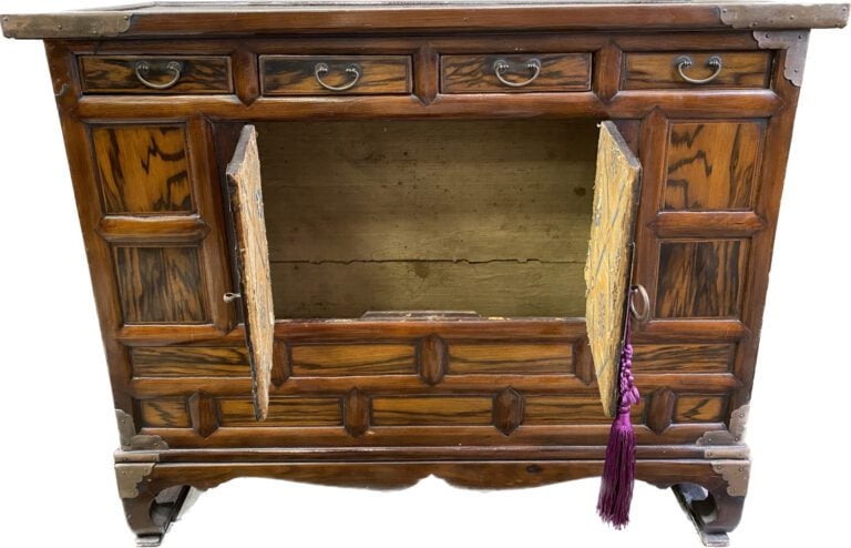 Corée - Cabinet en bois exotique ouvrant en façade à deux vantaux et quatre tir…