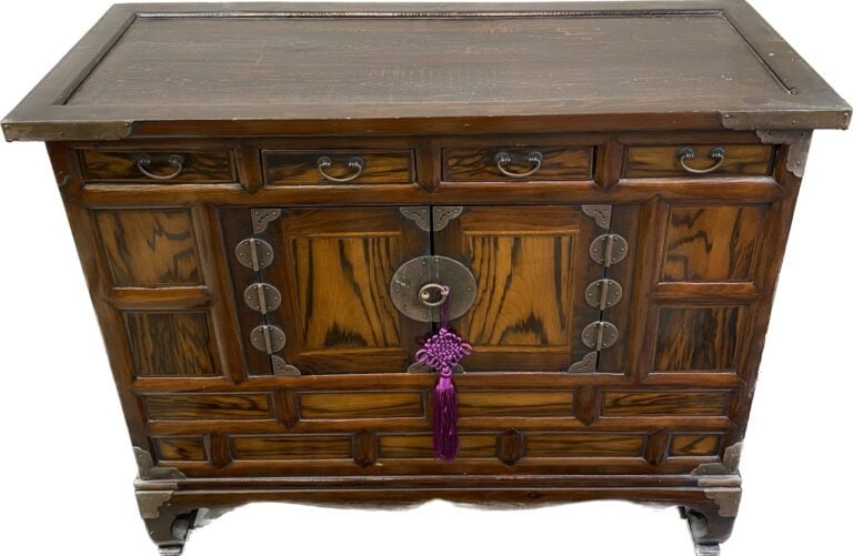 Corée - Cabinet en bois exotique ouvrant en façade à deux vantaux et quatre tir…