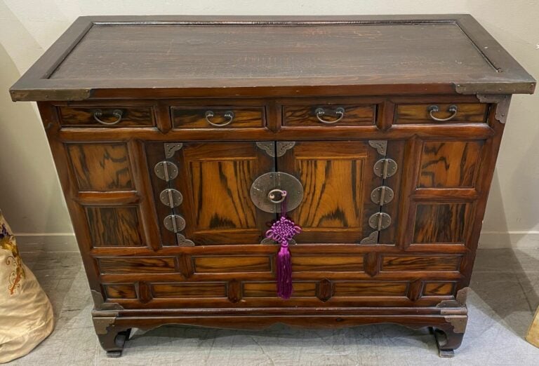 Corée - Cabinet en bois exotique ouvrant en façade à deux vantaux et quatre tir…
