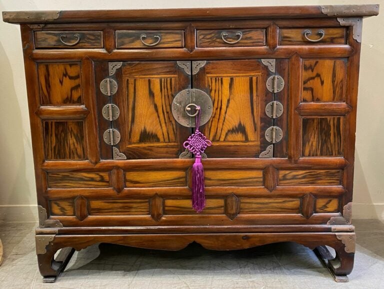 Corée - Cabinet en bois exotique ouvrant en façade à deux vantaux et quatre tir…