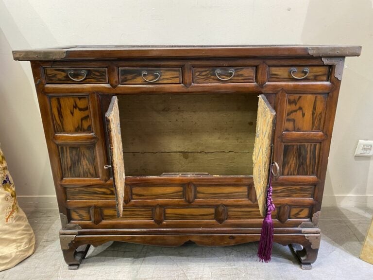 Corée - Cabinet en bois exotique ouvrant en façade à deux vantaux et quatre tir…