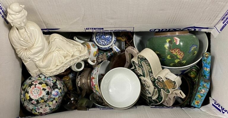Chine, dans le gout chinois et divers - Importante manette de céramiques et bib…
