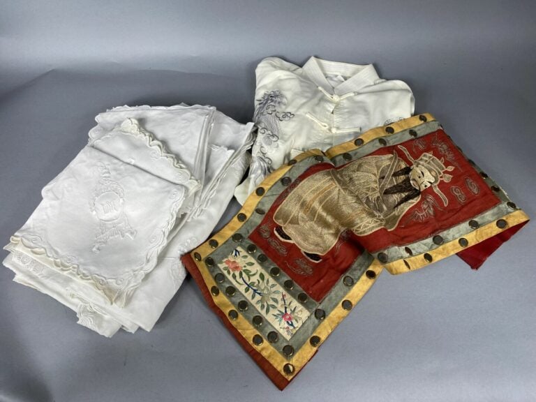 Chine, dans le goût chinois - Lot de tissus et broderies à décor de dragons, ca…