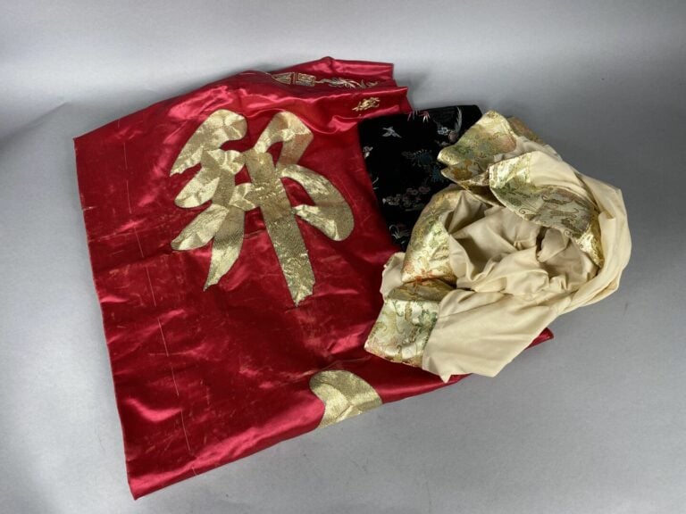 Chine, dans le goût chinois - Lot de tissus et broderies à décor de dragons, ca…