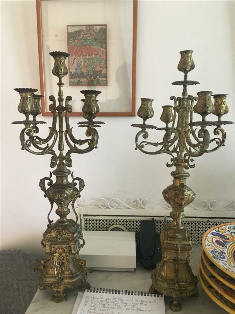 Paire de girandoles en régule à cinq lumières (éléments à refixer)
