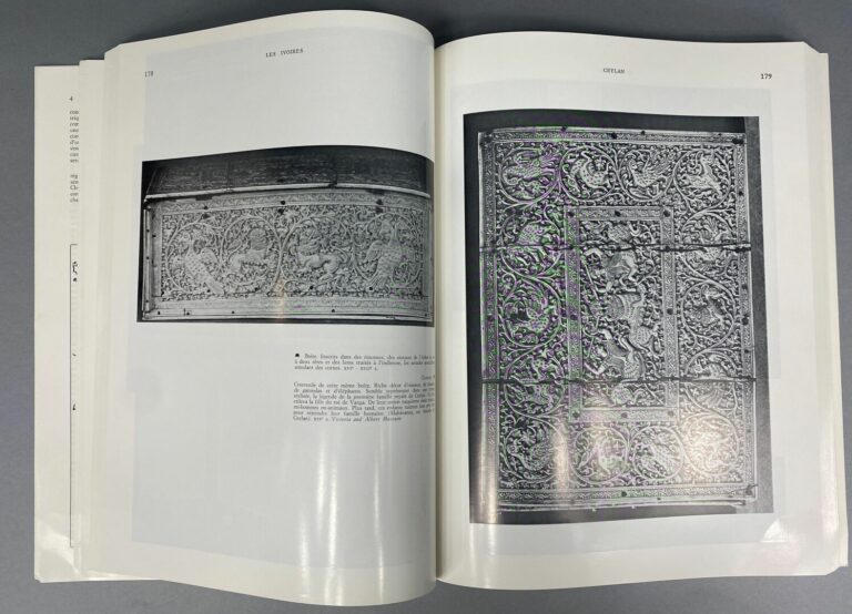 Documentation sur l'art asiatique et à divers - Ensemble de deux volumes sur le…