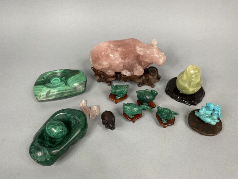 Lot de pierres dures comprenant des sujets en quartz rose et malachite, etc
