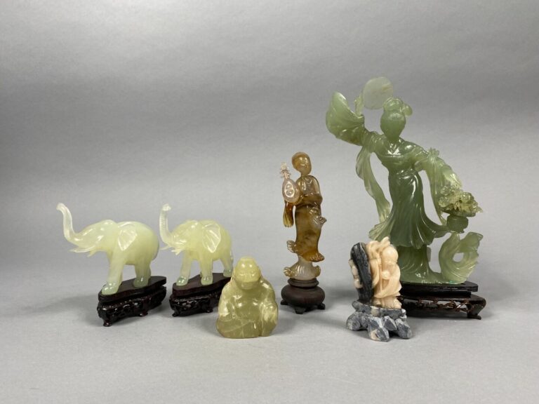 Chine - Ensemble de sujets sculptés en pierre dure, serpentine et verre représe…