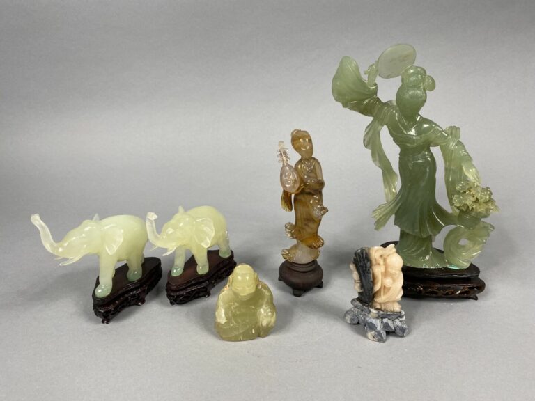 Chine - Ensemble de sujets sculptés en pierre dure, serpentine et verre représe…