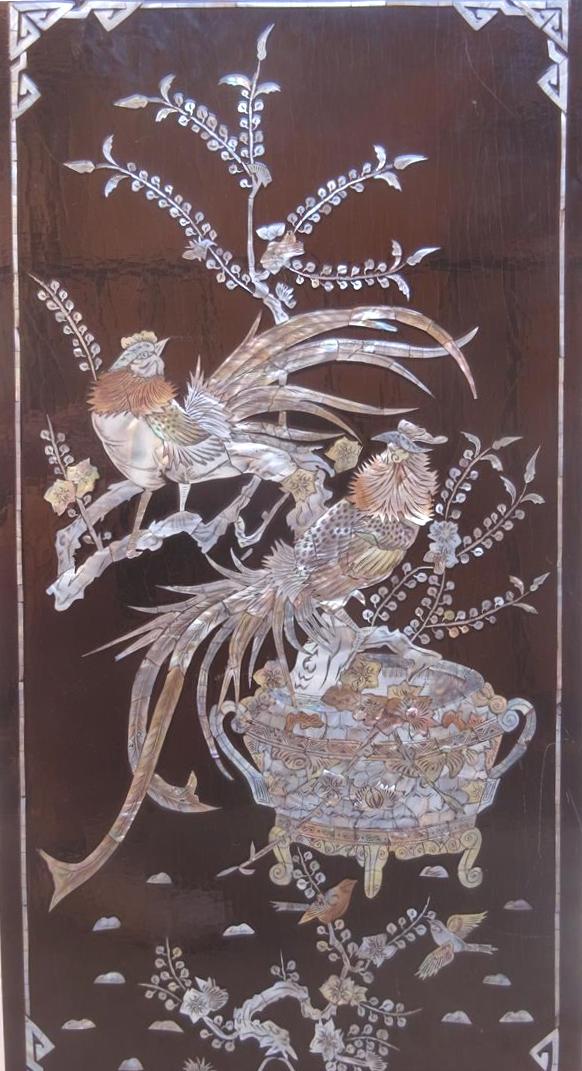 GRAND PANNEAU DE BOIS LAQUE A DECOR INCRUSTE DE NACRE - Chine ou Vietnam / Indo…