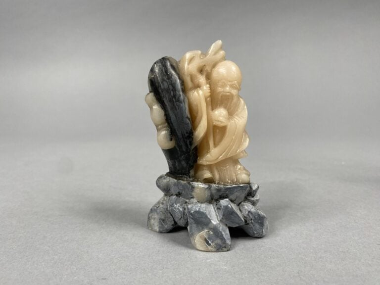 Chine - Ensemble de sujets sculptés en pierre dure, serpentine et verre représe…