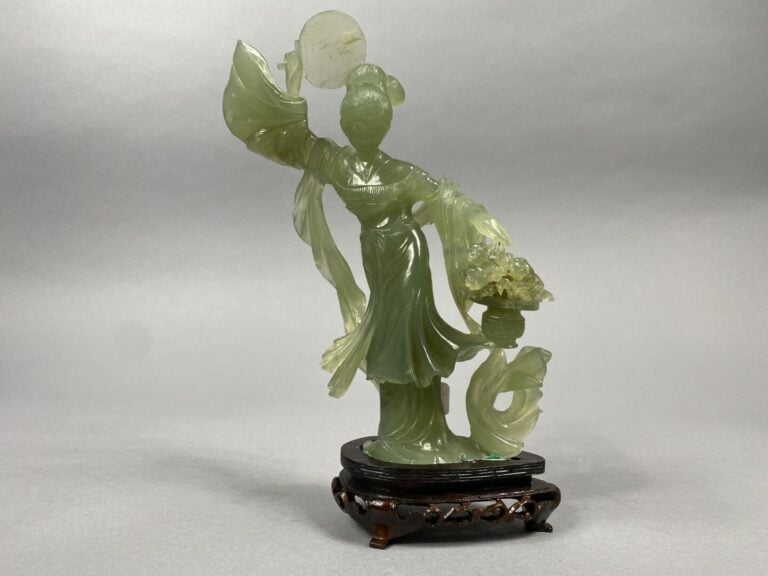 Chine - Ensemble de sujets sculptés en pierre dure, serpentine et verre représe…