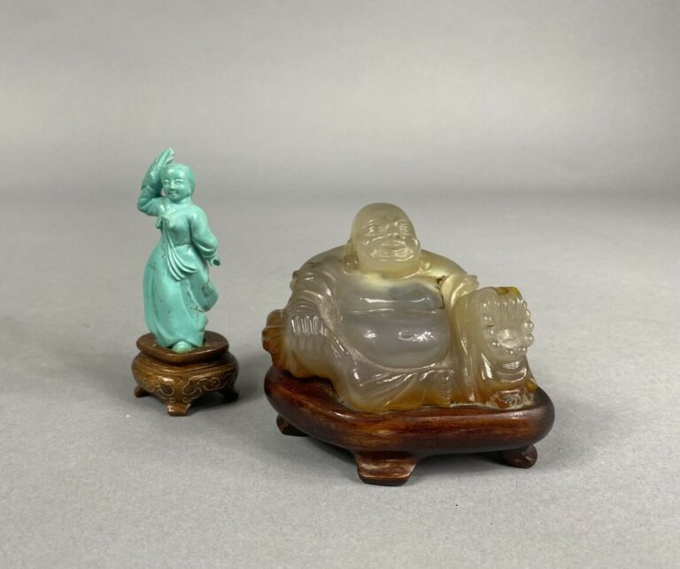 Chine - Sujet en agate représentant un bouddha assis sur un socle en bois - H :…