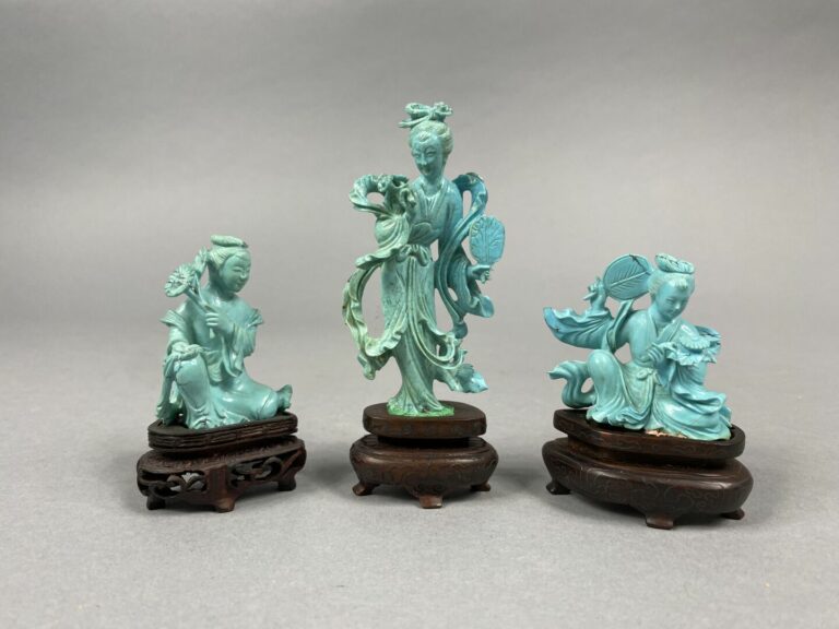 Chine - Ensemble de trois sujets en turquoise et composition sculptée représent…