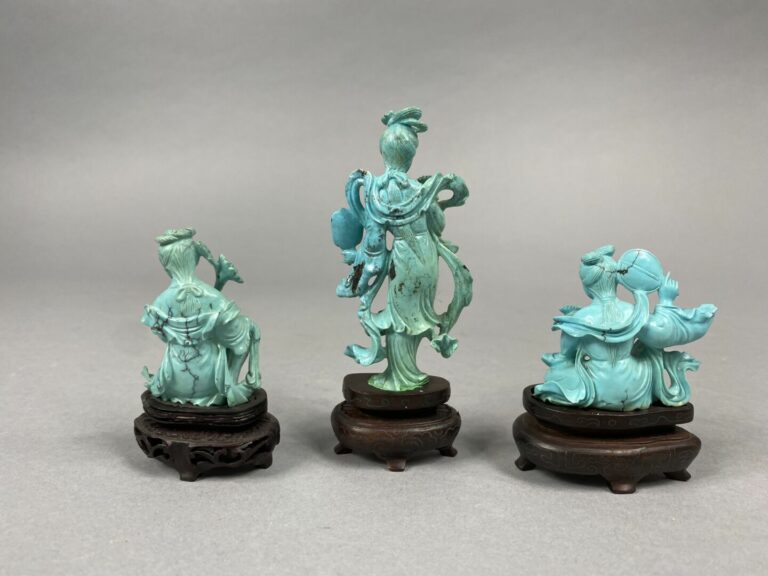 Chine - Ensemble de trois sujets en turquoise et composition sculptée représent…