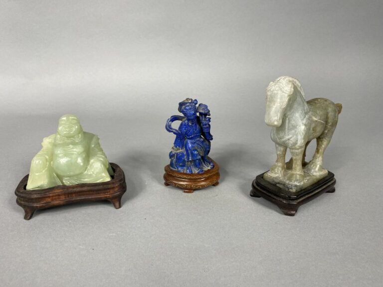Chine - Lot de trois sujets en pierre dure comprenant un sujet en lapis lazuli…