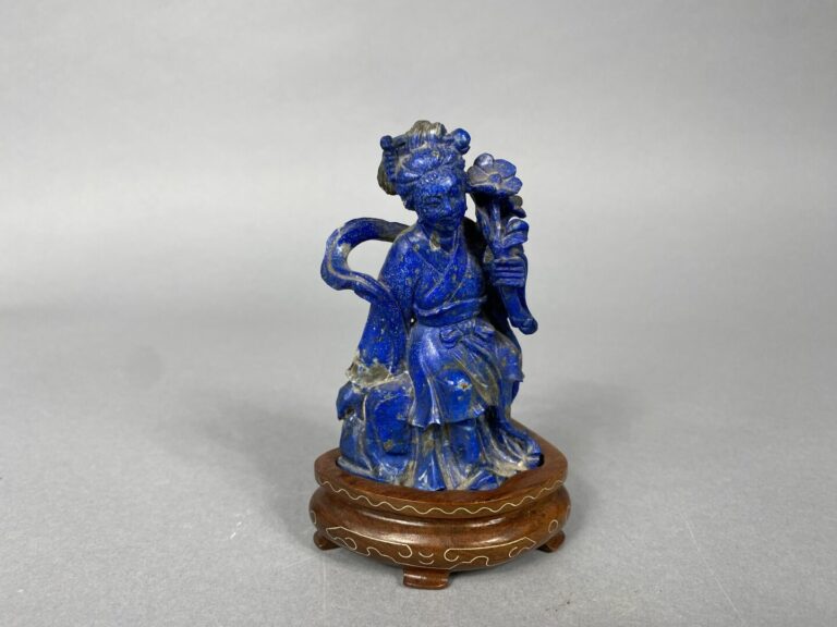 Chine - Lot de trois sujets en pierre dure comprenant un sujet en lapis lazuli…