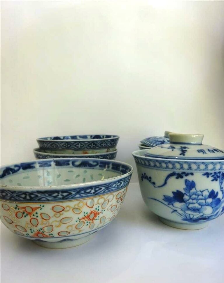 LOT DE TROIS BOLS COUVERTS - Chine, Epoque XXe siècle - Portent des marques apo…