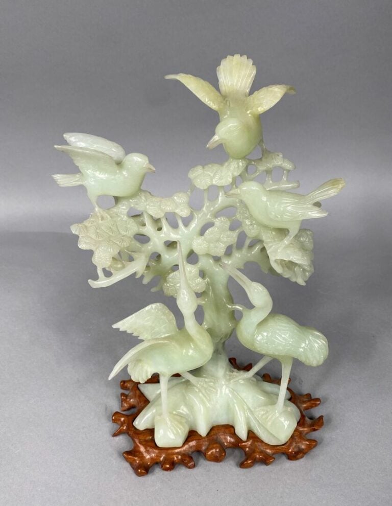 Chine - Groupe sculpté en bowenite figurant des grues et oiseaux branchés sur u…