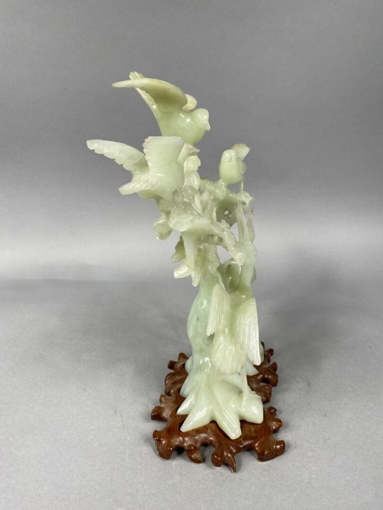 Chine - Groupe sculpté en bowenite figurant des grues et oiseaux branchés sur u…