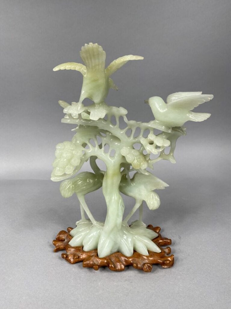 Chine - Groupe sculpté en bowenite figurant des grues et oiseaux branchés sur u…