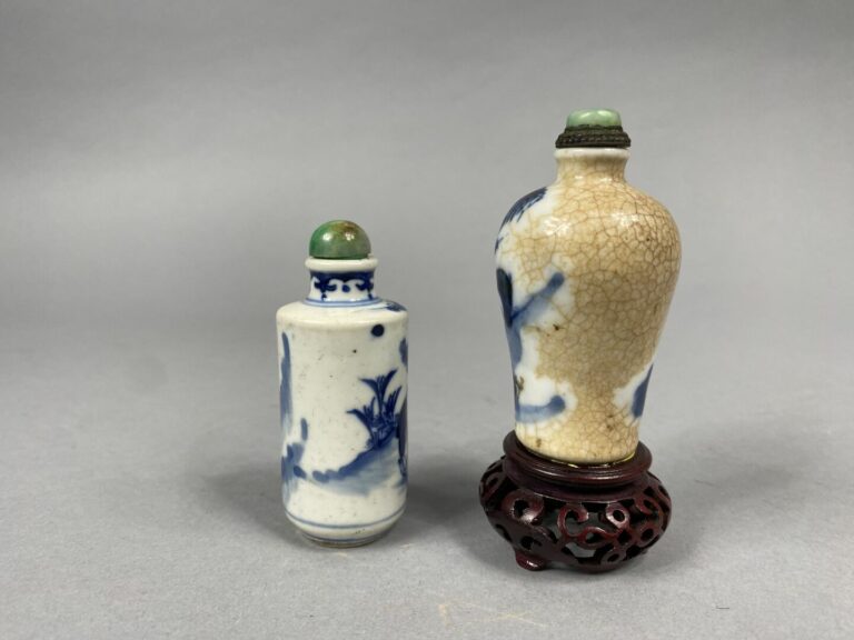 Chine - Ensemble de deux tabatières en porcelaine bleu blanc à décor de personn…