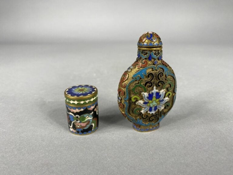 CHINE - XXe siècle - Flacon tabatière en bronze doré et émaux champlevés à déco…