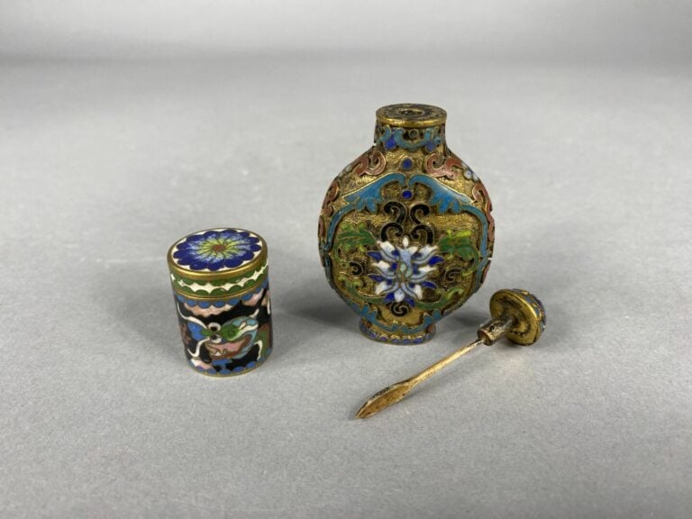 CHINE - XXe siècle - Flacon tabatière en bronze doré et émaux champlevés à déco…
