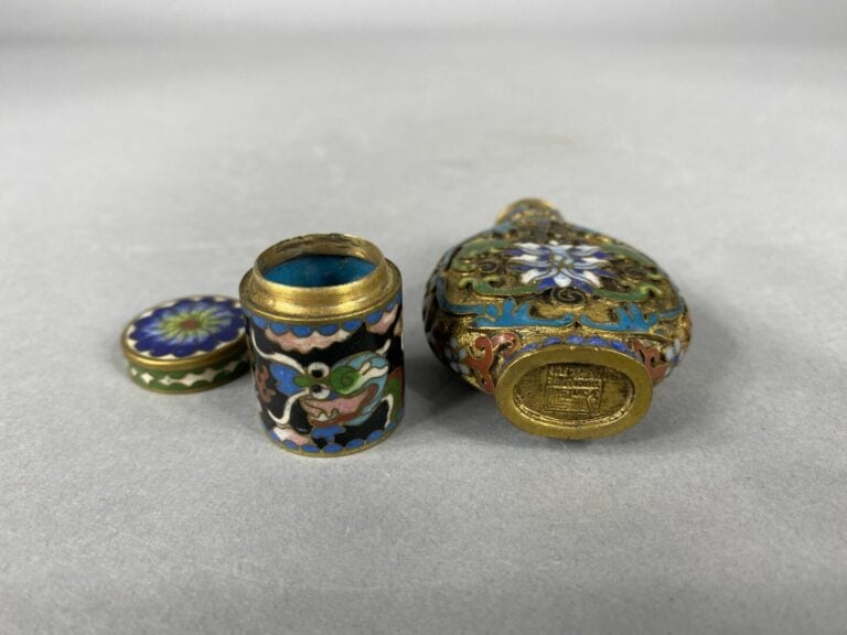 CHINE - XXe siècle - Flacon tabatière en bronze doré et émaux champlevés à déco…