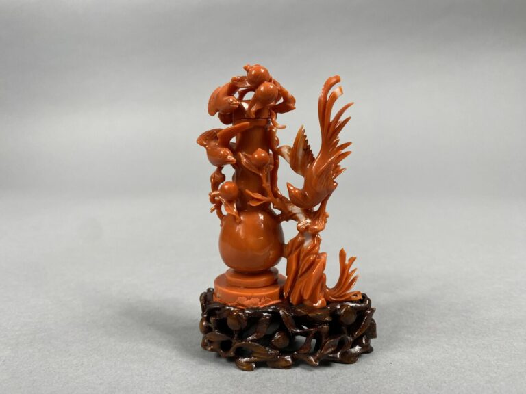 Chine - Sujet en corail finement sculpté d'un vase et oiseaux branchés jouant p…