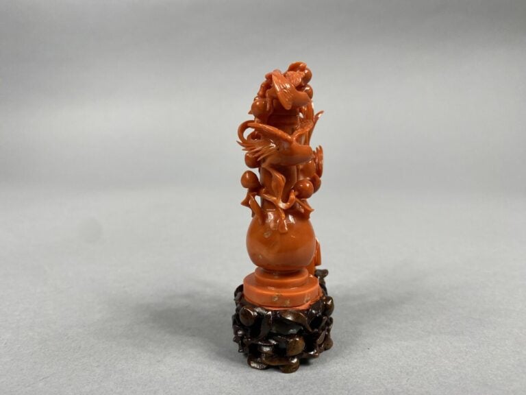 Chine - Sujet en corail finement sculpté d'un vase et oiseaux branchés jouant p…