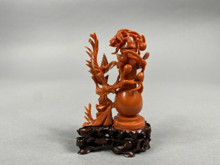 Chine - Sujet en corail finement sculpté d'un vase et oiseaux branchés jouant p…