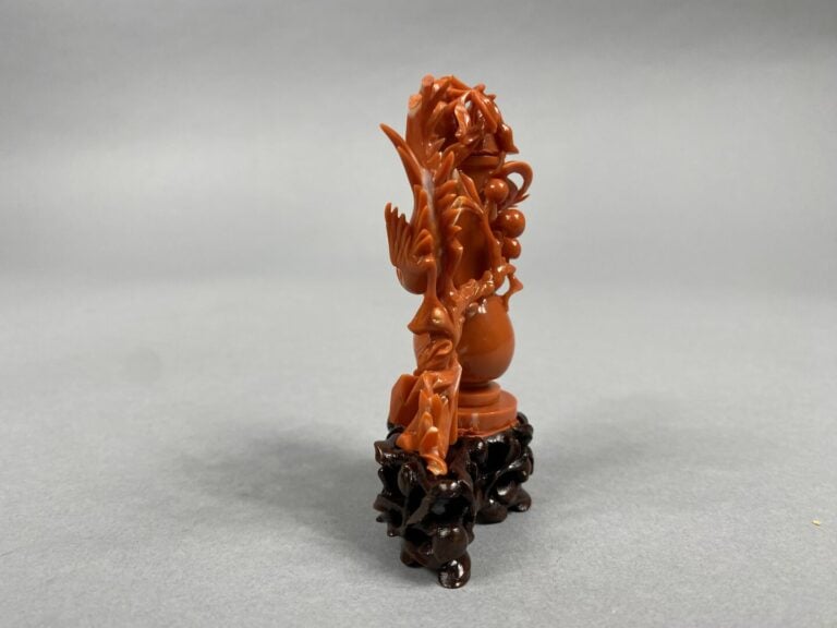 Chine - Sujet en corail finement sculpté d'un vase et oiseaux branchés jouant p…