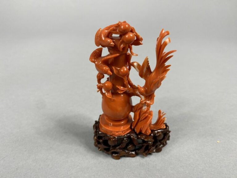 Chine - Sujet en corail finement sculpté d'un vase et oiseaux branchés jouant p…